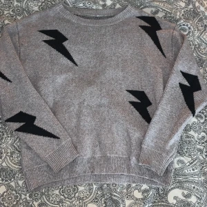 blixt stickad tröja⚡️ - säljer denna då den inte kommer till användning. Använd max 4 gånger och är i fint skick. Passar mig bra 💕