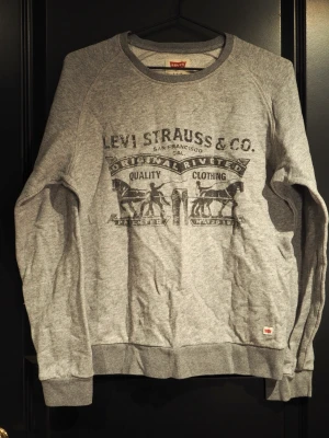 Levi’s collegetröja  - Grå collegetröja från Levi’s i storlek S