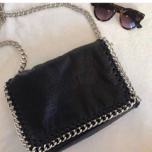 Stella McCartney liknande väska - Säljer denna Stella McCartney liknande väska ifrån Tiamo, köpte förra året men har ej kommit till användning och har inga defekter. Skriv för fler bilder 