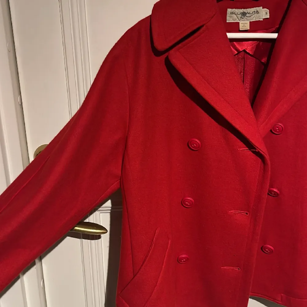 Röd jacka, köpt vintage i London, strl S.. Jackor.