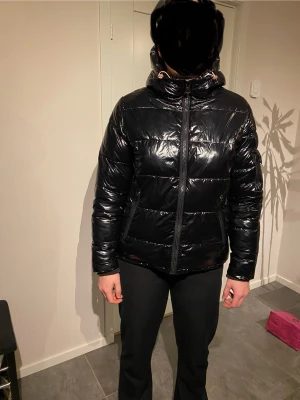 Vinterjacka  - Vinterjacka Sub Level, svart, glansig