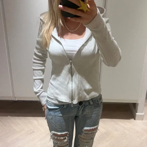 Zip up hoodie - Jätte fin zip up hoodie från Weekday, storlek L men är strechig så skulle säga att den är mer som S-L🤍