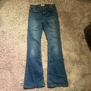 Super snygga lowwaist bootcut jeans som är försmå för mig, bra skick. 299+frakt