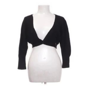 Svart bolero - Super söt bolero i skönt material! Inga defekter, använt ungefär 3 gånger Vintage💕💕