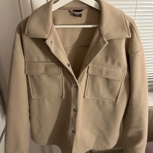 Kort kappa - Kort kappa från GinaTricot, den säljs inte i butik längre och har kommit till användning till en viss del, den har använts sparsamt och har inga skador.