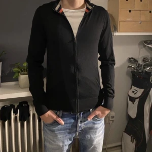 Cashmere zip - Säljer min väldigt grish tröja ifrån det italienska och exklusiva märket bluemelange. Säljer pga utväxt .Personen på bilden är 173, bara att skriva vid frågor och funderingar. Pris kan diskuteras