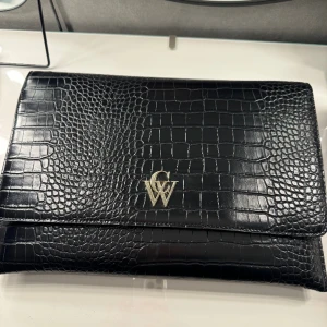 datorfodral - säljer detta superfina dator fodral, passar till en standard skoldator. I nyskick och aldrig använd! Köpt för 399🩷 Av C.W