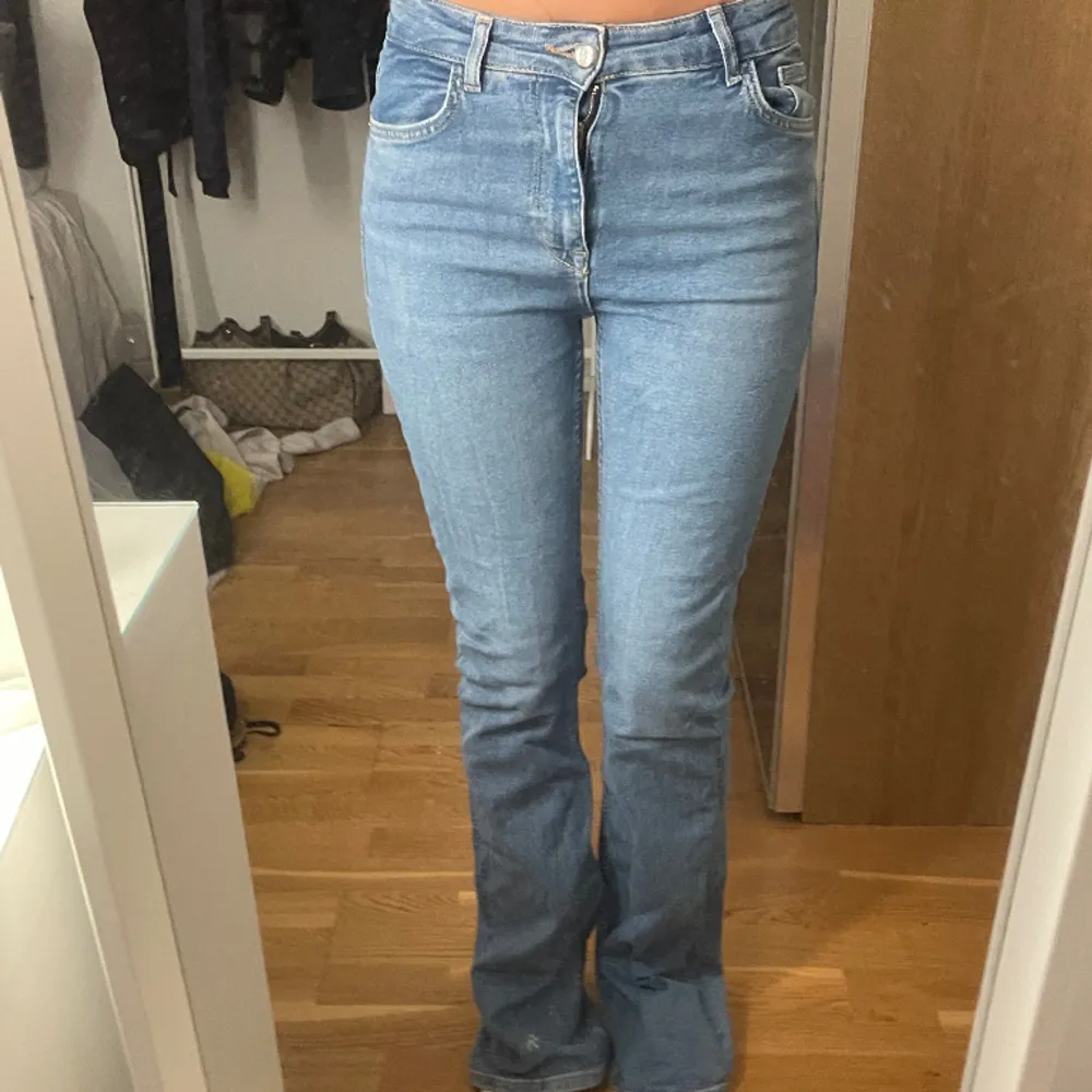 Säljer pågrund av att dem är för långa för mig.. Jeans & Byxor.