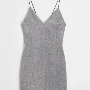 Glitter klänning från hm - Super fin glittrig klänning, passar prefekt till nyår, Använd 1 gång🥰