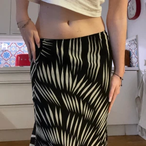 Y2k kjol  - Super cool kjol. Två lager ett helt svart och ett med mönstret. 