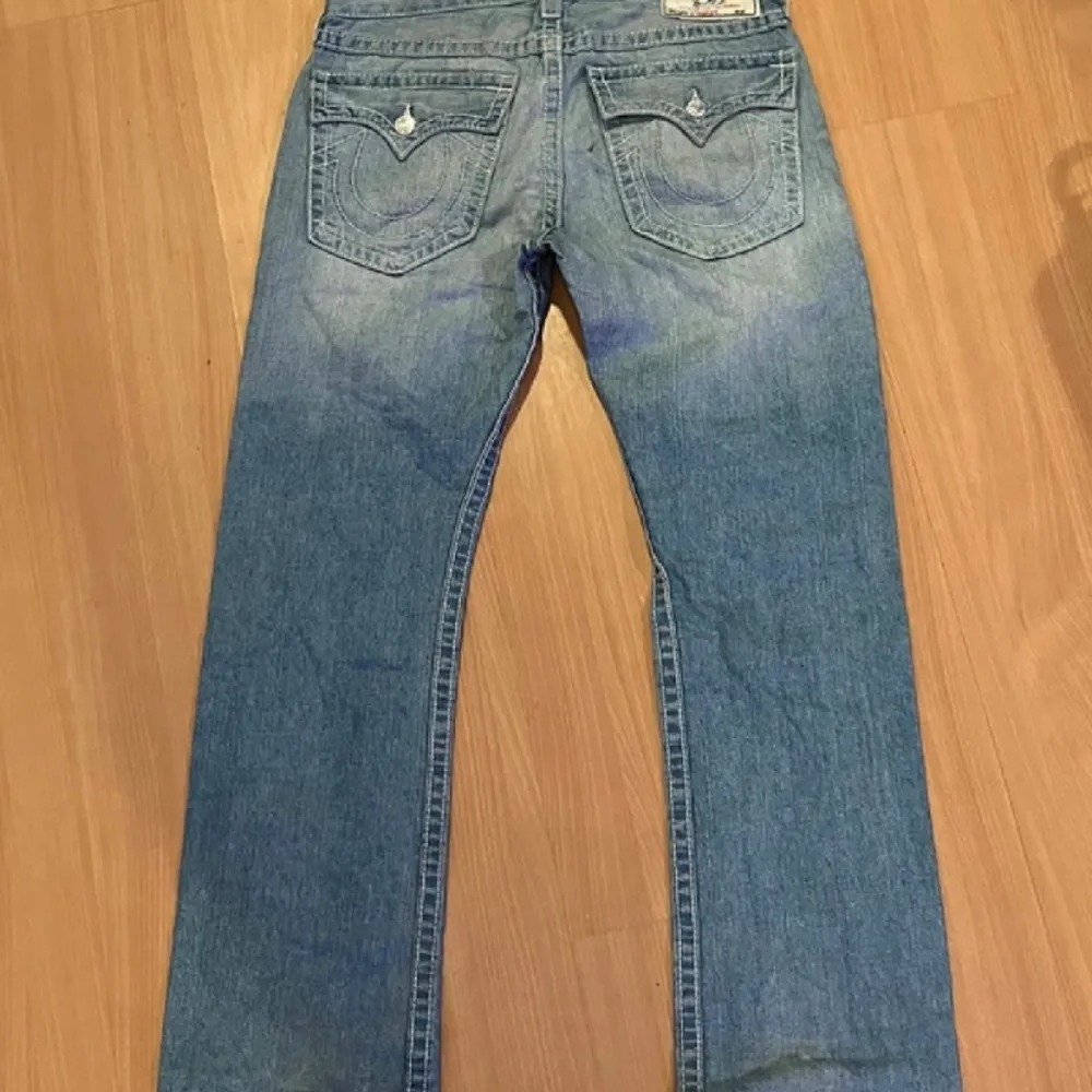Dm för mer bilder - Storlek 33 - straight/relaxed fit. Jeans & Byxor.