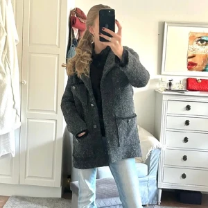 Grå Maje Kappa - Säljer denna grå jacka/kappa från Maje! Bra skick! Jag köpte för lite mer än 3500kr💓