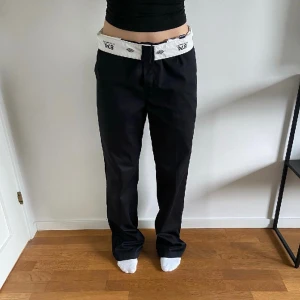 Dickies byxor💙 - Pris: 299 kr Modellens längd: 164 cm Storlek: motsvarar 38 Fraktkostnad tillkommer om man ej vill mötas upp i Malmö/Lund  Midja: 34 cm Innerbenslängd: 84 cm Lårvidd: 26,5 cm