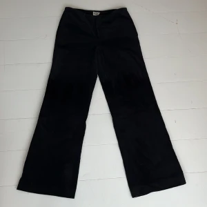 Raka Manchester byxor - Fina svarta Manchester byxor från Twist & Tango. Tjockt tyg i fin kvalitet. Fint skick. Innerbenslängd 78 cm. Medelhög midja. 