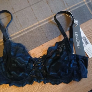 Lingadore - Bh med bygel. Ovadderad. I riktigt läcker marinblå färg! Oanvänd med lappar på. Ord pris 529.