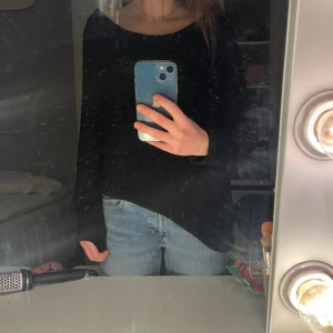 Stickad tröja - Fin svart stickad tröja. Den är i bra skick. Det är inte en jämn söm längst ner vilket gör att den faller väldigt fint.