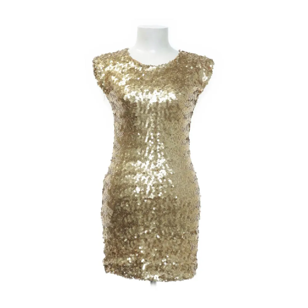 Säljer denna superfina guldiga paljettklänning! Perfekt till något festtillfälle, som exempelvis till nyår! Den är beställd från sellpy och endast provad så prislappen är kvar. Den passade inte därav säljer jag den. . Klänningar.