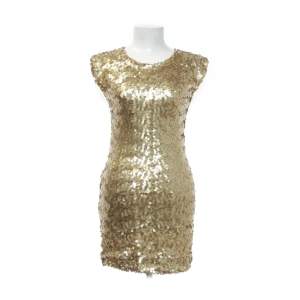 Säljer denna superfina guldiga paljettklänning! Perfekt till något festtillfälle, som exempelvis till nyår! Den är beställd från sellpy och endast provad så prislappen är kvar. Den passade inte därav säljer jag den. 