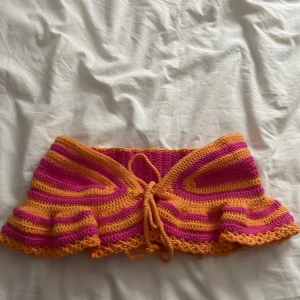 Virkad topp  - Rosa och orange hemmagjord topp, ganska stor i omkrets. 