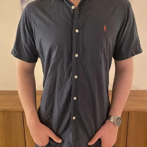 Ralph lauren skjorta - En mycket stilren och elegant Ralph Lauren skjorta i ett utmärkt skick! Definitivt ett kvalitetsplagg att lägga in i din gaderob för en billig peng! Inga hål eller defekter. Cond 9/10👔⚡️
