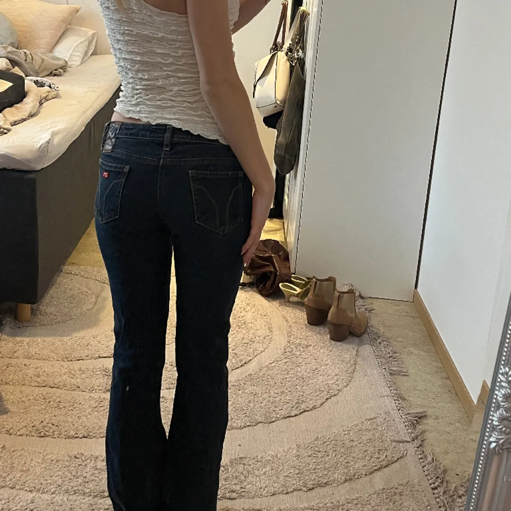 Mörkblåa jeans från miss sixty💕 jag hittar ingen storlek så jag rekommenderar att titta på måtten! midjemått: 73cm Innerbenslängd:77cm . Jeans & Byxor.