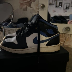 Jordan 1 Mid White Black Royal - Säljer mina Jordan 1 som är i väldigt fint skick! Användes under 1 sommar ungefär och har fått lite crease på vänster sko men inte så jätte mycket! Annars är de i fint skick och köptes för 2900kr på Restocks för ca 2 år sedan. Pris kan diskuteras!!