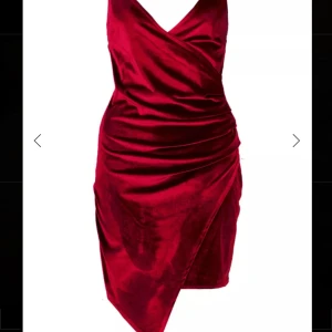 Sammetsklänning  - Säljer en sammetsklänning från boohoo. Säljer då den var för liten för mig. Endast provad!! Köptes för 225kr säljer för 190kr  Klänningen är samma färg om originalbilden. Ser mörkare ut på min bild då den är nerpackad. Kan visa upppackad vid intresse!!