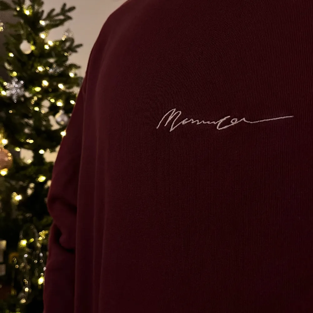En burgundy färgad sweatshirt från Mennace inköpt från zalando.  Storlek M  Bra skick . Hoodies.