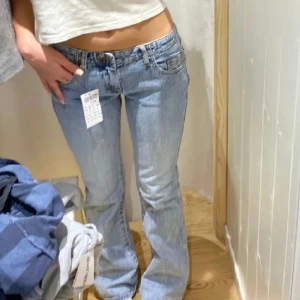 Brandy jeans eleanor - Säljer dessa jättefina brandy Melville jeansen, i modellen eleanor jeans. De sitter fint och lågmidjat. Jag är ca 168 och de passar mig bra i längden. Första bilden är lånad då de inte passar mig i midjan . Kom priv för frågor💞💞