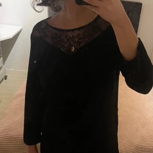 Svart klänning - Super skön klänning från Jacqueline de yong i storlek 34. Använt endast ett fåtal gånger men är som ny.