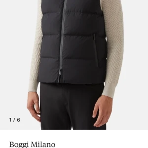 Boggi Milano väst - BOGGI MILANO VÄST 9/10 skick riktigt nice väst det ända som är sönder är den lilla grejen inuti i västen där man hänger upp den annars är den top skick, nypris 2,600