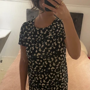 Klänning - Super skön klänning från Ellos i storlek 36. Den kommer tyvärr inte till användning längre