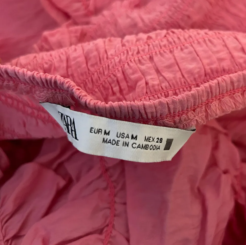 Fin Zara topp i en snygg rosa färg. Använd Max 3 gånger. 150kr+frakt. Strl M. Toppar.