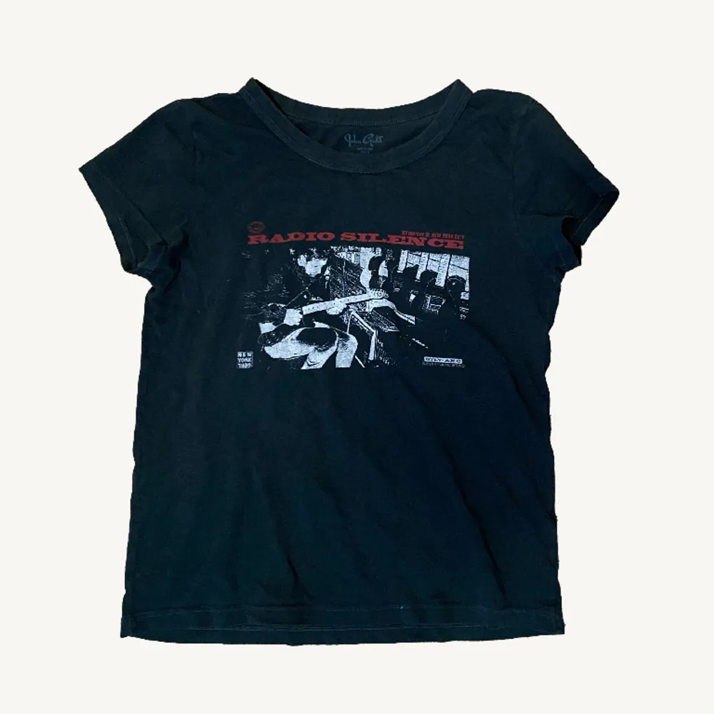 Svart Brandy Melville T-shirt med Radio Silence tryck. One size (s/m) Litet hål, se bild 3. T-shirts.