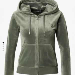 Juicy kofta i grön  - Säljer min Juicy Couture kofta i grön, används inte längre och säljer för att bli av med da det inte är min stil. En av snörenas metall tipp är av men inget man märker, dessutom är metallen på J’et lite sönder därav priset  Nypris: 1300 