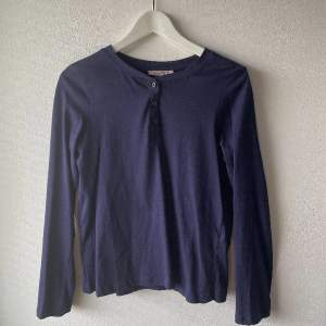 Mörkblå långärmad tröja med knappar. Köpt på Zalando men har märket Anna Field. Använd endast 1-2 gånger. 120kr+frakt.