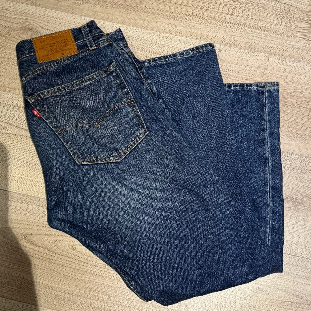 Fint skick, sällan använda, storlek 30/30, modellen är 177cm lång, jeansen är i en marinblå färg och i en avslappnad passform . Jeans & Byxor.