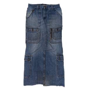 As feta vintage jeans, det har coola fickor med mycket ditaliger. midjemått ca 82 cm, ytterbenslängd ca 100 cm, benöppnings mått ca 45