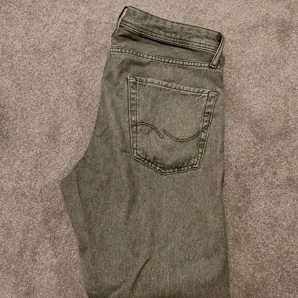Gråa Jack & Jones jeans 32/32. Jeans & Byxor.