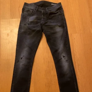 Dondup Jeans slimfit - Hej säljer mina svarta slimfit dondup jeans i storlek 31. Se skick på bilderna. Tveka inte på att skriva till mig om ni har några frågor.
