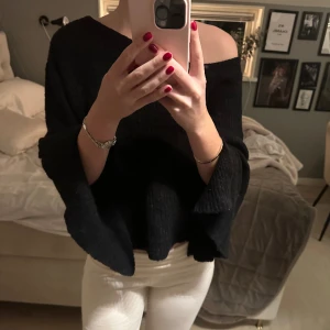 Stickad tröja - Söt stickad svart tröja i Xs❤️Söt slits vid armen ❤️