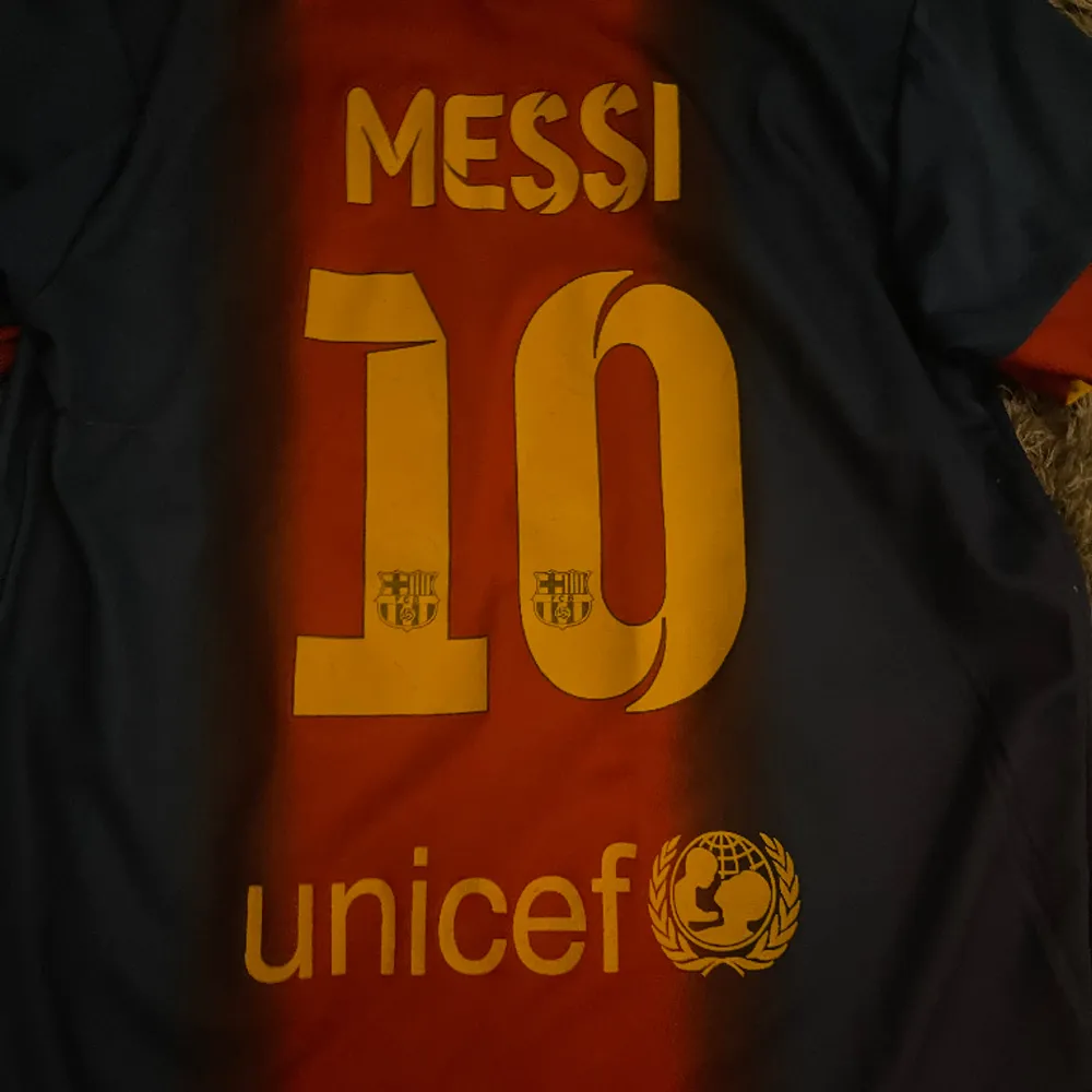 Messi fotbollströja för barn i storlek 152! . T-shirts.