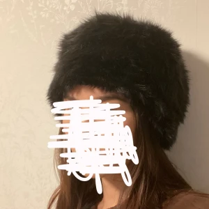 Rysk faux fur mössa  - Super snygg trendig rysk päls mössa! Säljer då jag skaffat mig en ny! Mitt huvudmått är ca 53-55cm och denna sitter jätte bra :) pris går alltid att diskutera 