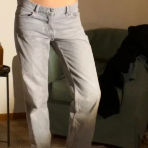 Perfect jeans Gina - Gråa. Inga anmärkningar. Jag är 182 cm och behöver tom vika upp de🤩! Passar jättebra för en lång person