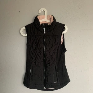 Svart väst🖤 - Svart väst i storlek 32/34 med ljusrosa insida🖤 Köparen står för frakten🥰
