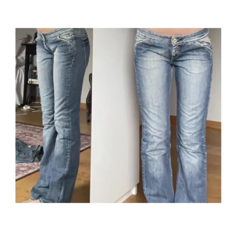 Lågmidjade raka jeans ifrån replay💋de har stenar på baksidan. Jag är 164 och de är i storlek 26/32. . Jeans & Byxor.