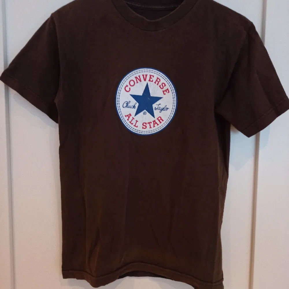 Super snygg vintage brun converse tröja med tryck! Storlek S . T-shirts.