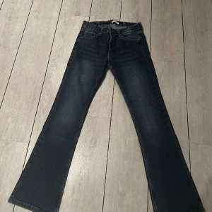 Mörkblå jeans - Säljer mina lågmidjade jeans från Pull&bear i storlek 38 då de är helt oanvända💕