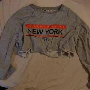 Croppad sweatshirt  - Fin Croppad sweatshirt, passar till träning eller vardagligt. Fint skick, men använd. Hör av dig vid frågor eller intresse💗