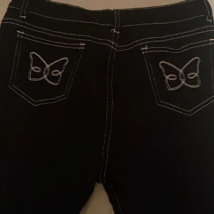 Jeans - säljer dessa svarta jeans i storlek S för 65kr + 66kr frakt. Säljer pga av för liten storlek. Tryck inte på köp nu<3